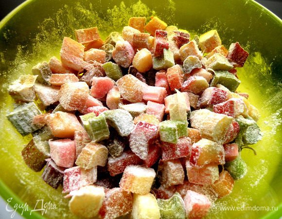 Перемешиваем кусочки с ложкой муки для равномерного распределения по кексу (как и с изюмом!).