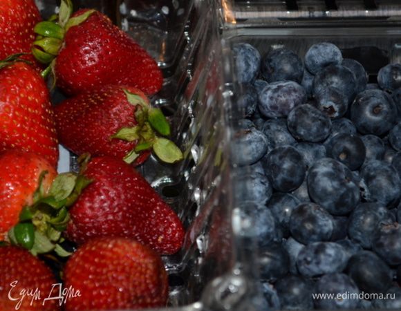 Клубнику помыть и порезать. Голубику помыть.