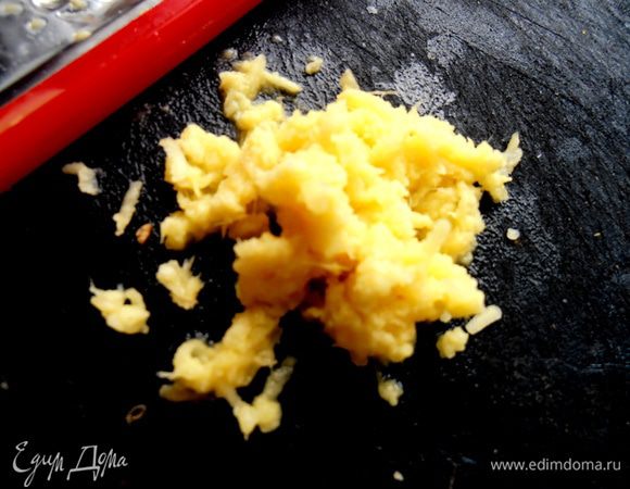 Чтобы разнообразить вкус кекса,я решила добавить полезнейший имбирь,натерев его на мелкой тёрке и убрав его волокнистую часть.