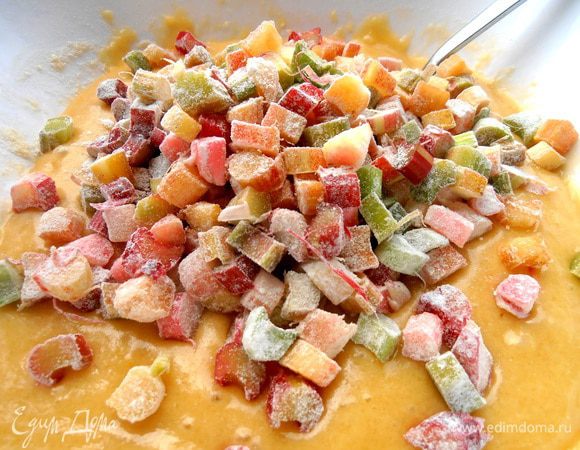 Перекладываем в тесто ревеневые кусочки...