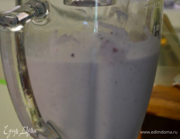 Положить все в блендер и взбить в несколько пульсаций.