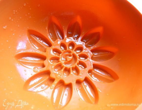 Силиконовую форму для кексов я смазала обильно маслом,так как на дне много мелких ячеек и могут быть трудности с выниманием...