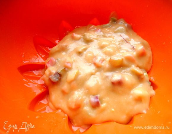 Выливаем всё тесто...Можно и по мелким формочкам разлить...