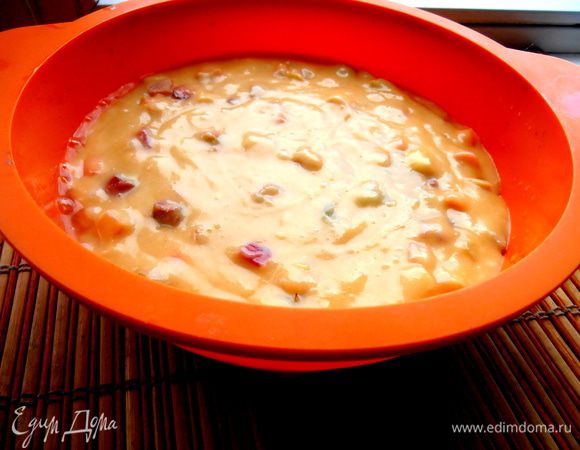 Заполнилась форма на две трети,как и положено всем кексам! Выпекаем сначала при 200*,а потом в середине выпекания убавляем до 180*...