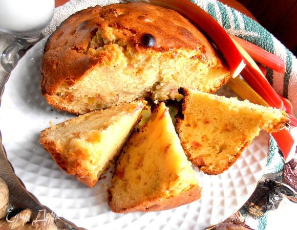 Подаём вкусный ароматный кекс с молоком на полдник!