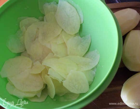 Картофель нарезаем очень-очень тонко.Я использовала специальную терку.