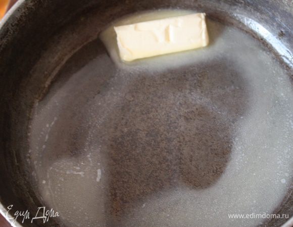 В чугунной сковороде или жаропрочной форме растапливаем половину масла. У нас 2 варианта приготовления: 1) мы все делаем на плите или 2) запекаем в духовке..я выбрала второй вариант, но напишу и про первый!