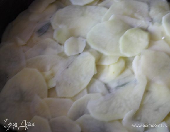  Далее также кладем еще один слой и сверху все завершаем слоем картофеля. Сверху немного прижимаем рукой.