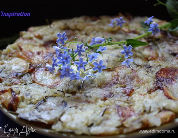 а теперь....
Вариант первый: на небольшом огне жарим нашу лепешку 40-45 минут...перекладываем на тарелку и переворачиваем обратно в форму, дожариваем еще 10-15 минут.
Вариант второй: отправляем в духовку на 45-50 минут и все)) переворачивать не нужно)
В общем, я отправила лепешку в разогретую до 180 градусов духовку на 45 минут. 
Она получилась очень  румяная...а какая вкусная!!!!