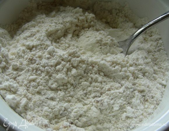Смешиваем муку, разрыхлитель и орехи.
