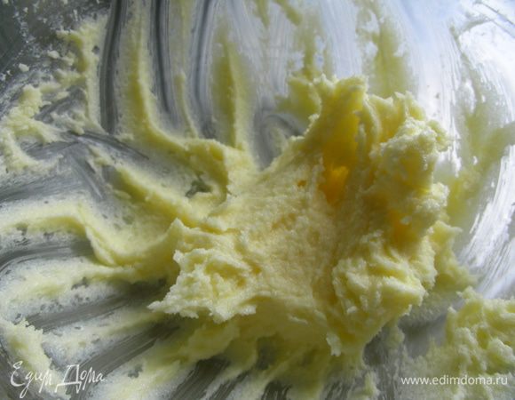 Масло взбиваем с сахаром. 
