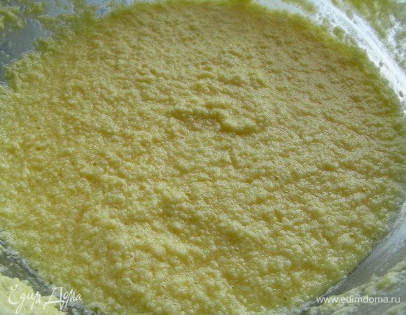 По одному добавляем яйца, взбивая после каждого.
