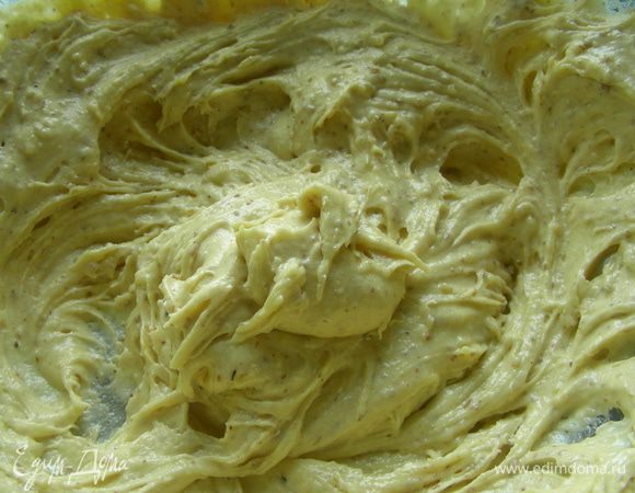 За 3 подхода добавляем мучную смесь вместе с молоком (1/3 смеси - 1 ст.л. молока и так еще 2 раза). Перемешиваем как следует, я это делала миксером на низкой скорости.
