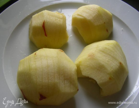 Яблоки чистим, разрезаем напополам и вырезаем сердцевину. Делаем на них надрезы почти до конца. 
