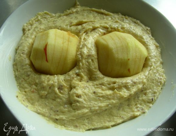 Выкладываем тесто в смазанную маслом форму (небольшая квадратная или круглая, 22-24 см). Я выпекала в двух небольших формах. На тесто выкладываем половинки яблок, немного их вдавливая. Выпекаем в духовке 180-200 гр (у меня 180гр) около 40 минут. 
