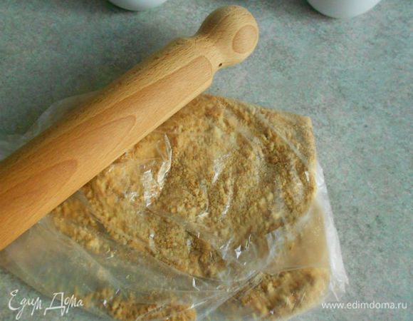 Печенье измельчить в крошку.