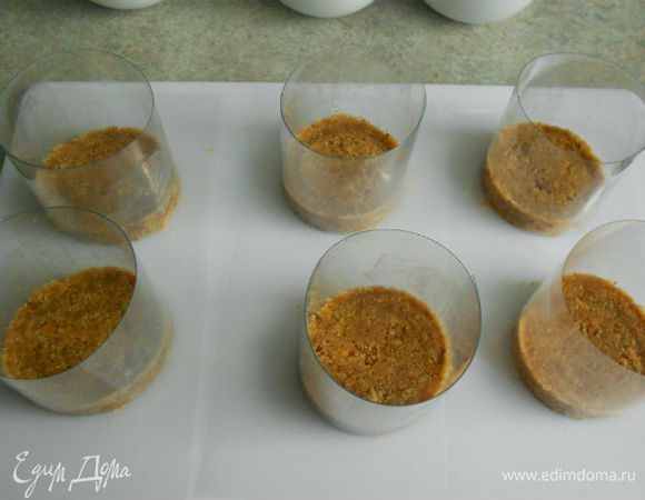 и хорошо уплотнить её в плоскую основу для пирожных. 