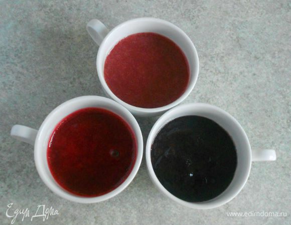 Клубничное и малиновое поре обязательно протереть через мелкое сито для отделения семян.