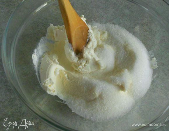 Сливочный крем, сахар  и ванильный сахар смешать хорошо в миске до однородности и кремовой текстуры, затем добавить сметану. Ванильный сахар я добавила, чтобы немного перебить сырный привкус, но можно  и без него сделать.