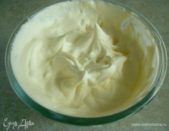 Сливки взбить до мягких пиков, не более!