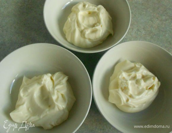 Разделить поровну сырную смесь в 3 миски. Остывшее фруктовое пюре (комнатной t) добавлять по очереди  к сырной смеси, перемешивая быстро венчиком. С этого моменты необходимо действовать очень быстро, пока желатин не схватился.