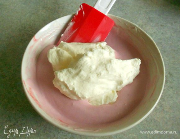 Взбитые сливки также распределить поровну в эти 3 смеси и  осторожно перемешать до однородности.