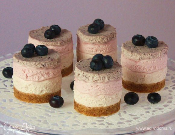 Перед подачей удалите пластиковые полоски, осторожно перенесите  чизкейки на сервировочное блюдо. Сварите кофе и включите  Biagio Antonacci- Lui è pazzo di lei  ))) Почему-то мне кажется, именно так вы получите максимальное удовольствие! ))) Приятного аппетита!