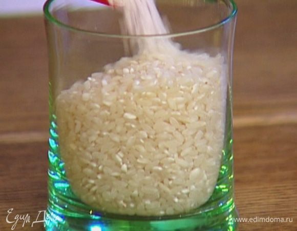 Рис отварить согласно инструкции на упаковке, затем остудить.