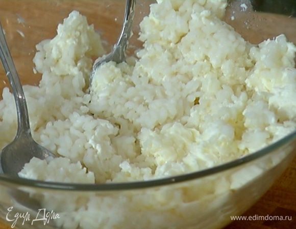 Готовый рис, 150–200 г творога и предварительно размягченное сливочное масло соединить, посолить, поперчить и все вымешать.