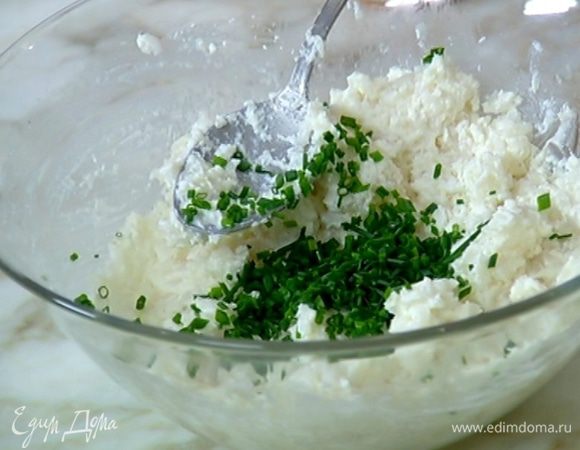 Шнитт-лук мелко порубить, добавить к творогу с рисом, перемешать. 