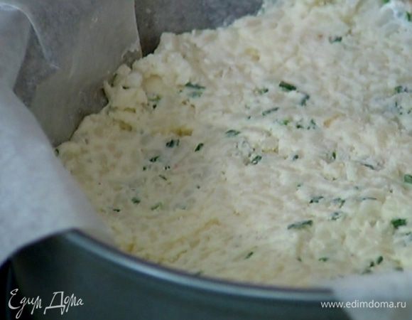 Разъемную форму выстелить бумагой для выпечки, выложить творожно-рисовую массу, равномерно распределить и слегка утрамбовать. Отправить форму с тестом в холодильник минут на десять.