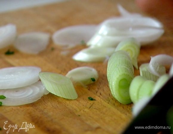 Зеленый лук мелко порубить. 