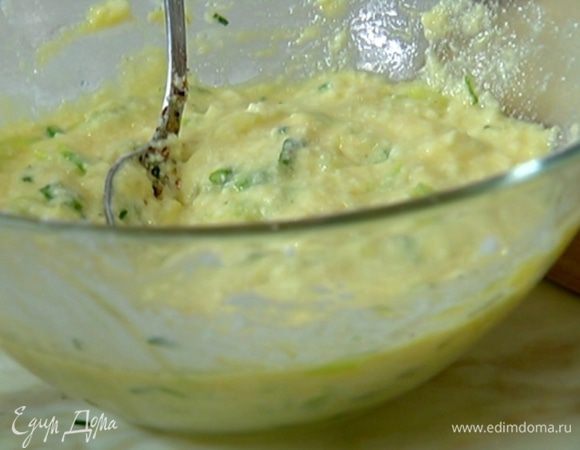 В начинку добавить лук вместе с маслом, половину натертого сыра и все перемешать.