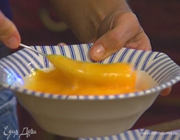 Оставшееся яйцо взбить вилкой.