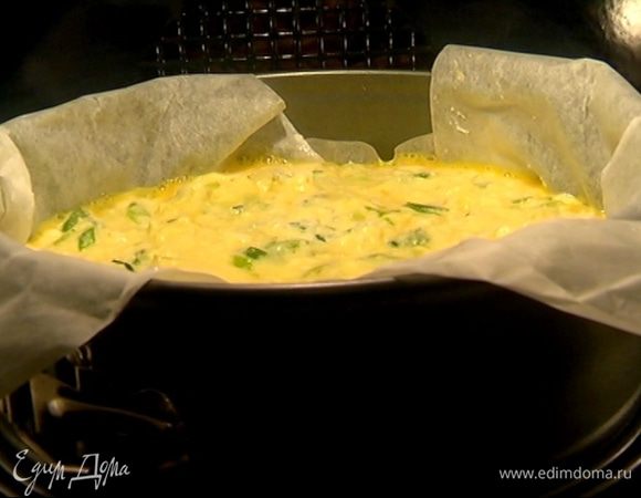 Вынуть из холодильника творожно-рисовый корж, вылить на него взбитое яйцо и равномерно распределить. Сверху разложить начинку и отправить форму в разогретую духовку на 25 минут.