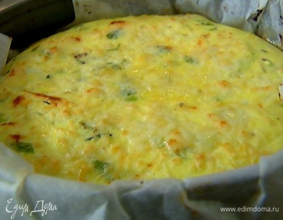 Достать пирог из духовки, посыпать оставшимся сыром и отправить обратно в духовку еще на 5 минут.