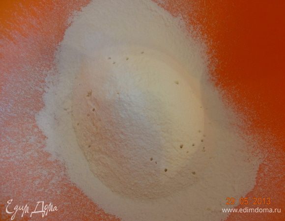 Просеять в миску муку, разрыхлитель, добавить соль и ванильный сахар.