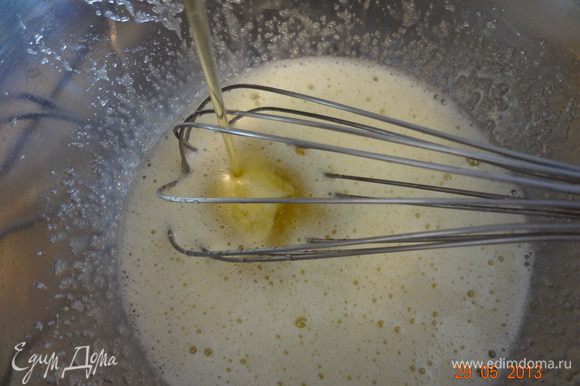В другой миске яйца взбить с сахаром венчиком до легкой пены, влить растительное масло и хорошо выешать до однородности.