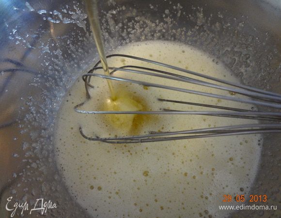 В другой миске яйца взбить с сахаром венчиком до легкой пены, влить растительное масло и хорошо выешать до однородности.
