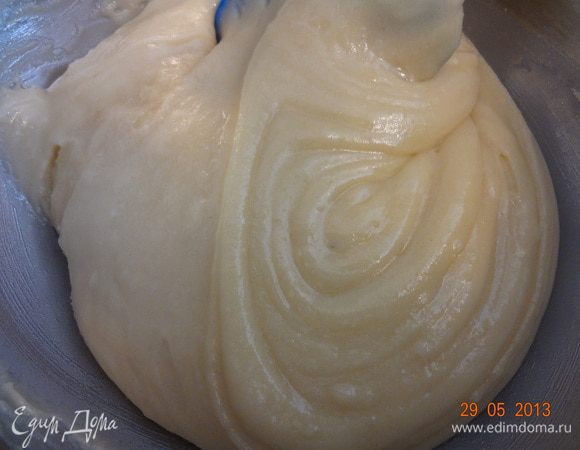 Всыпать мучную смесь в яичную и еще раз хорошо смешать, тесто получится густым, так должно быть.