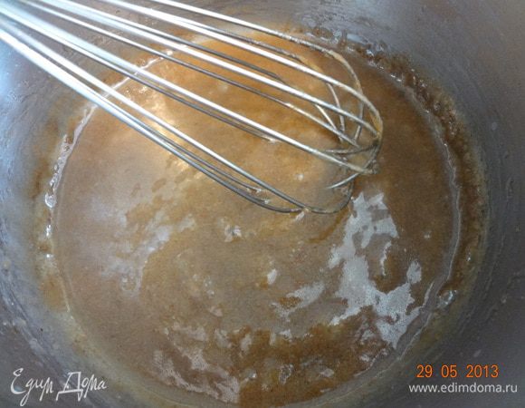 Когда пирог будет готов, вынуть из духовки, оставить в форме на время пока будем готовить пропитку. Для пропитки все смешать в сотейнике и поставить на средний огонь, прокипятить 3-5 минут до получения слегка тягучей глазури.