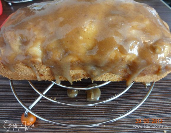 Пирог вынуть из формы, выложить на решетку, деревянной лучинкой сделать несколько проколов и нанести кисточкой пропитку, оставить остывать.