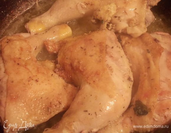 Затем на разогретой сковороде обжарить курочку с двух сторон до золотистого цвета. Влить вино и протушить на медленном огне до готовности. 