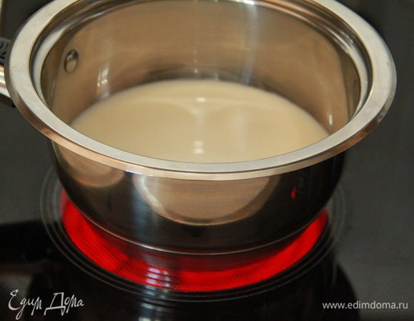 200 мл молока вскипятить в кастрюле с толстым дном.