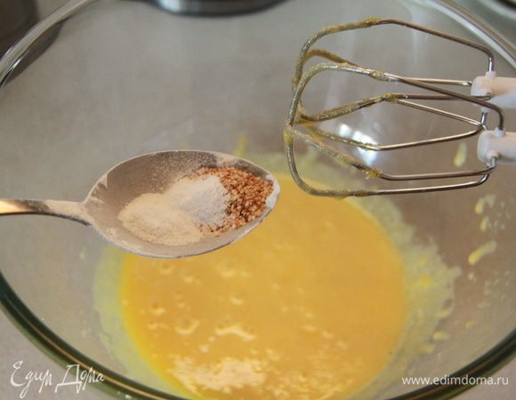 В желтки добавить лимонную цедру, ваниль (у меня ванилин) и оставшееся молоко (100 мл).  