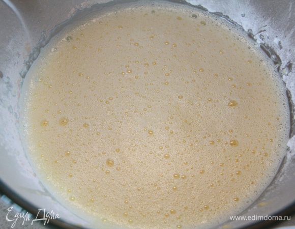 Соединить обе смеси, слегка взбить. Варить до загустения, постоянно помешивая.