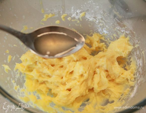 В крем добавить лимонный сок. Крем патисьер готов! 