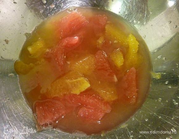 Работая над средней миской, вырезать  мякоть грейпфрута и апельсина, затем отожмите сок ​​из мембран.
