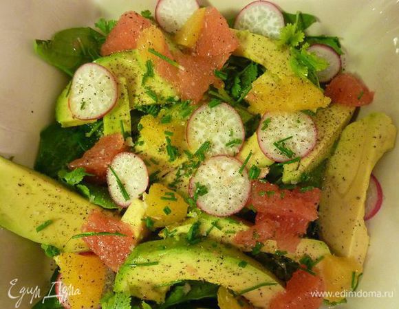 редис, цитрусовые и соком полить. Приправить маслом,  присыпать зеленым луком,  солью и перцем.