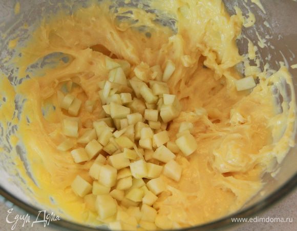 В готовый крем  я добавила яблоко, мелко нарезанное.
